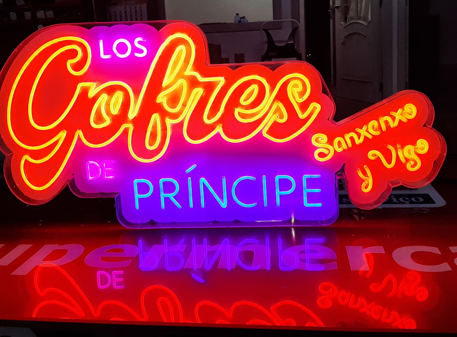 Rótulos luminosos en Sanxenxo