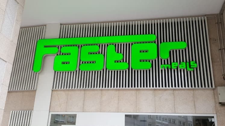  Nuestros rotulistas en Sanxenxo resuelven sus dudas sobre rótulos luminosos